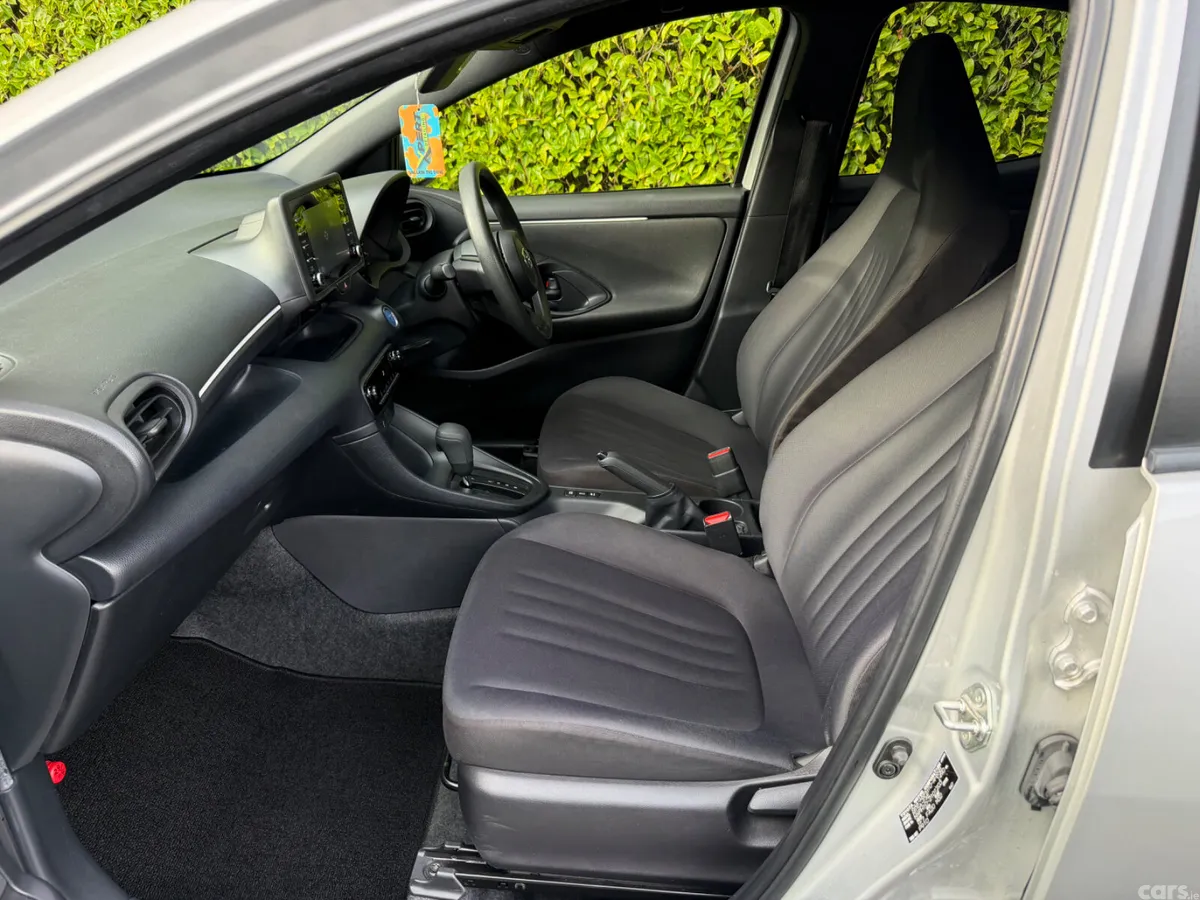 Toyota Yaris Hatchback, Petrol Hybrid, 2022, Silver