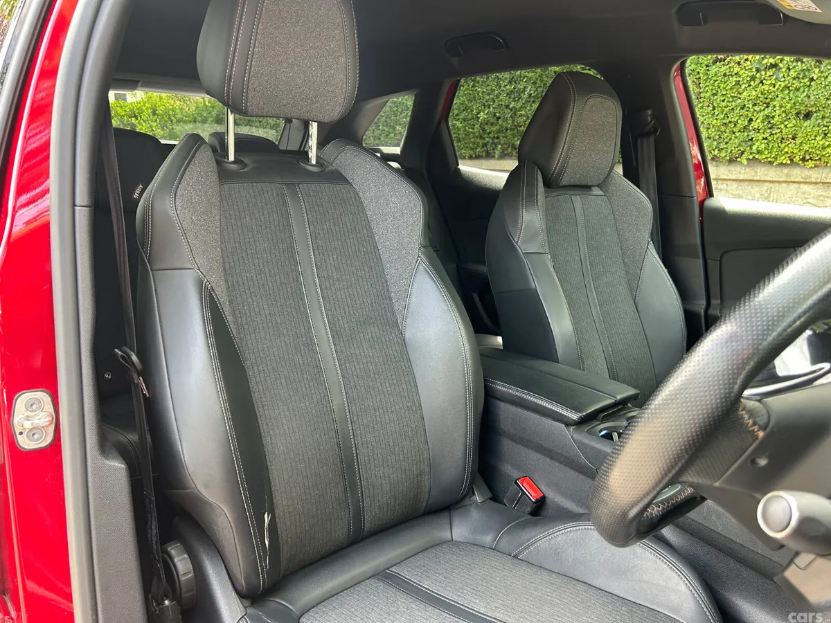 Peugeot 3008 Hatchback, Petrol, 2020, Red