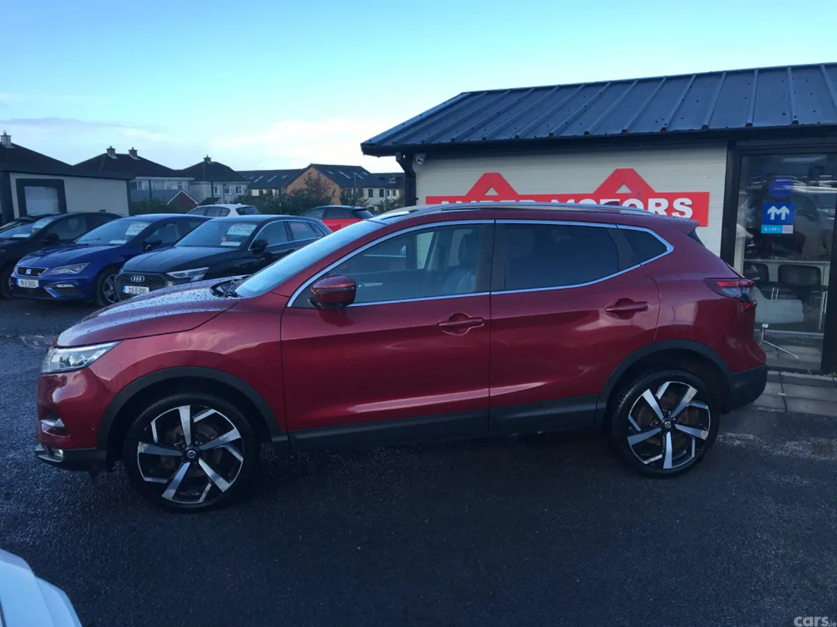 Nissan Qashqai SUV, Petrol, 2018, Red
