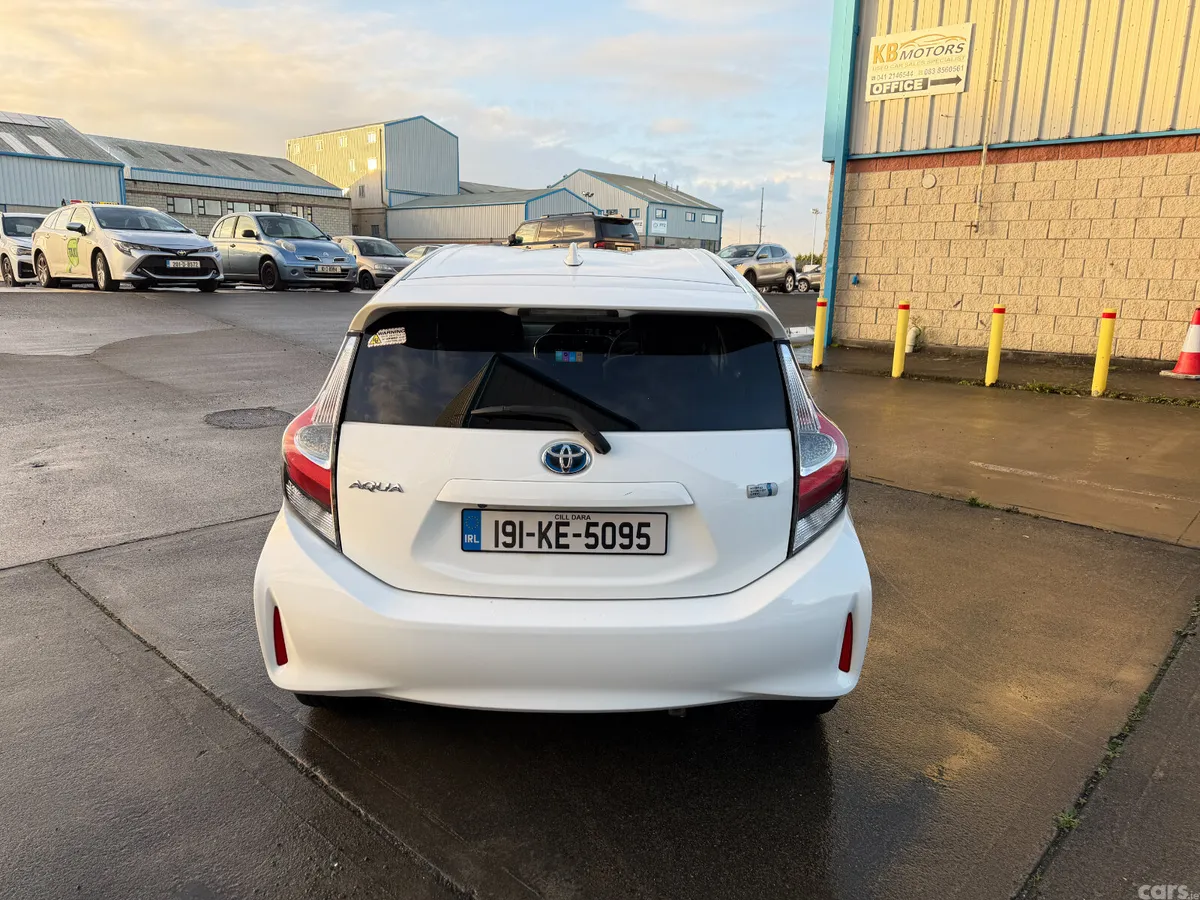 Toyota Aqua Hatchback, Petrol Hybrid, 2019, White