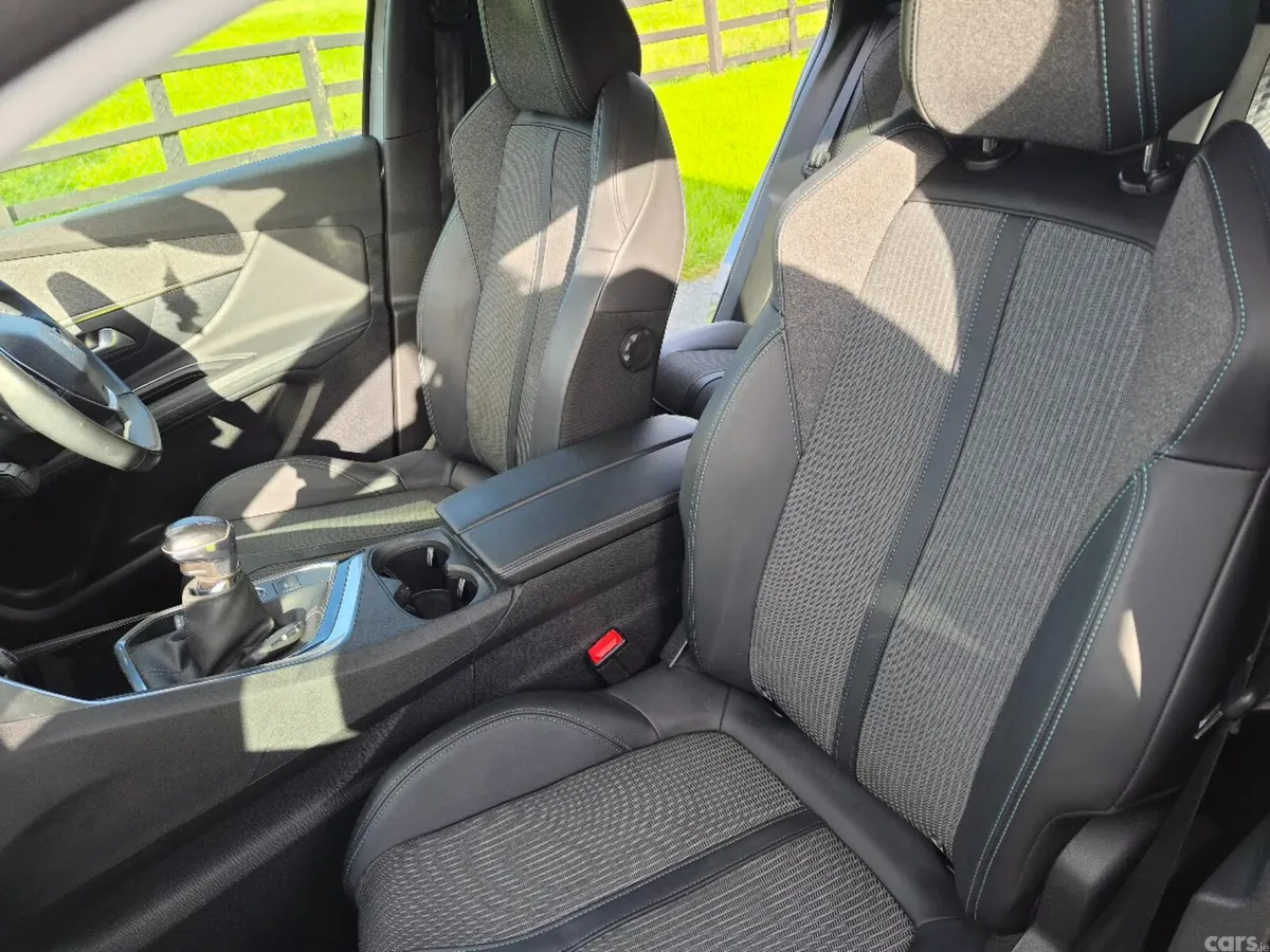 Peugeot 3008 MPV, Diesel, 2022, Grey