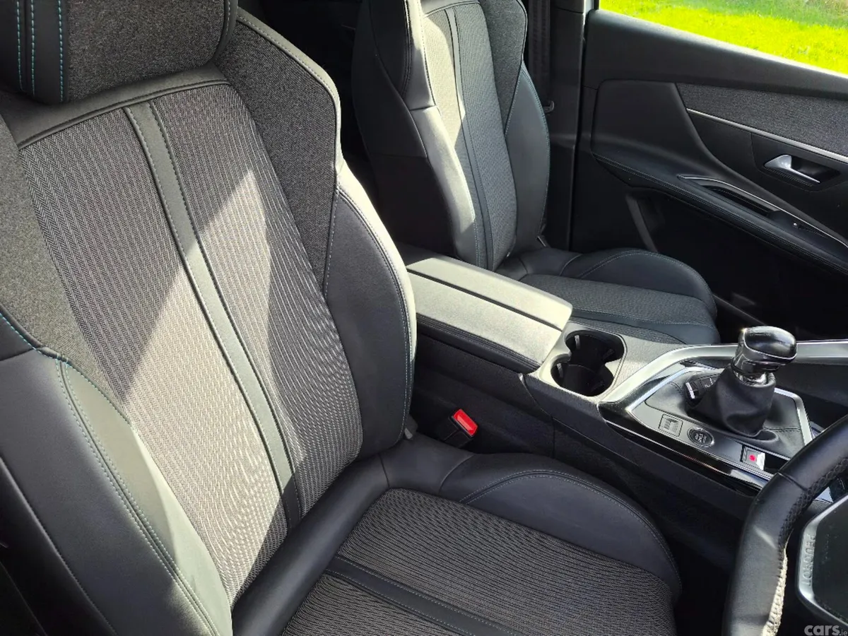 Peugeot 3008 MPV, Diesel, 2022, Grey