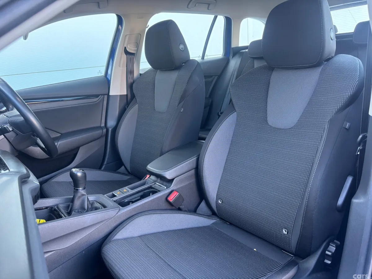 Skoda Octavia Estate, Petrol, 2023, Blue