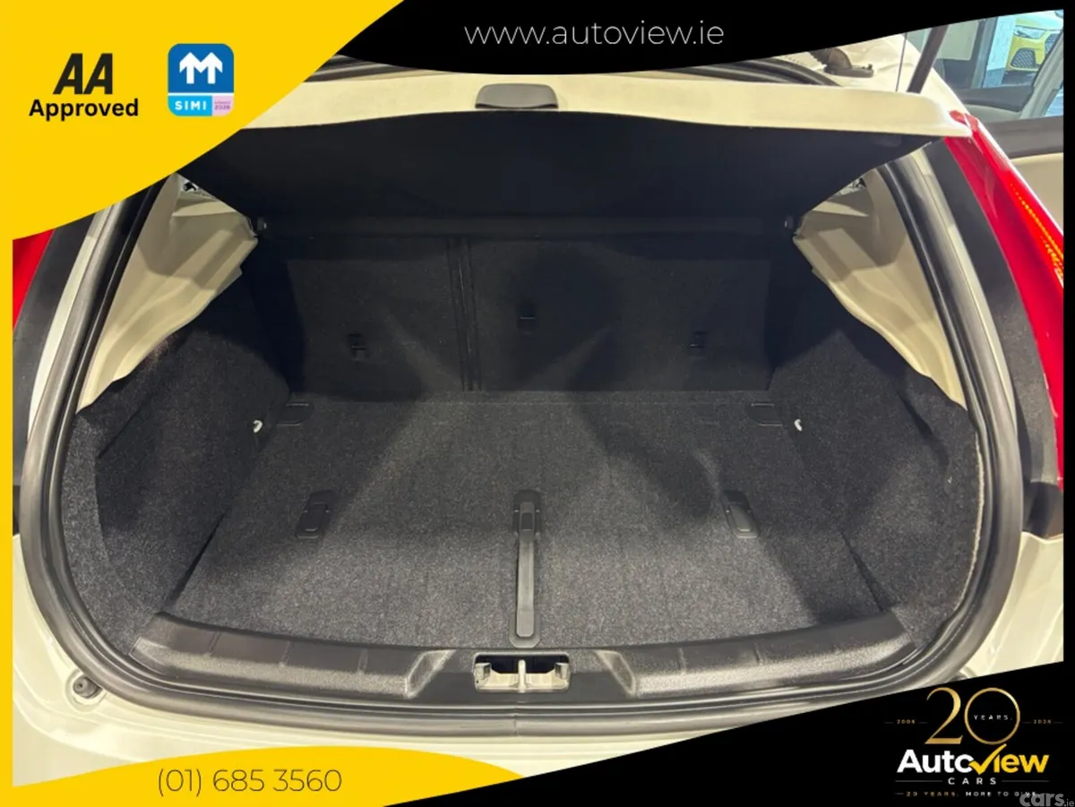 Volvo V40 Hatchback, Diesel, 2019, White