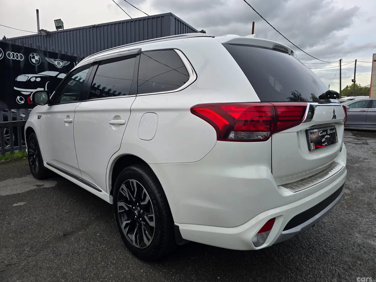 Mitsubishi Outlander SUV, Petrol Plug-in Hybrid, 2017, White