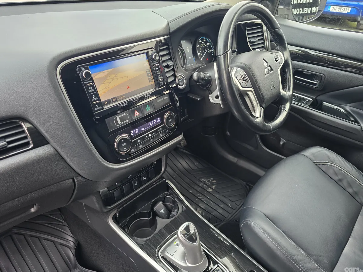 Mitsubishi Outlander SUV, Petrol Plug-in Hybrid, 2017, White