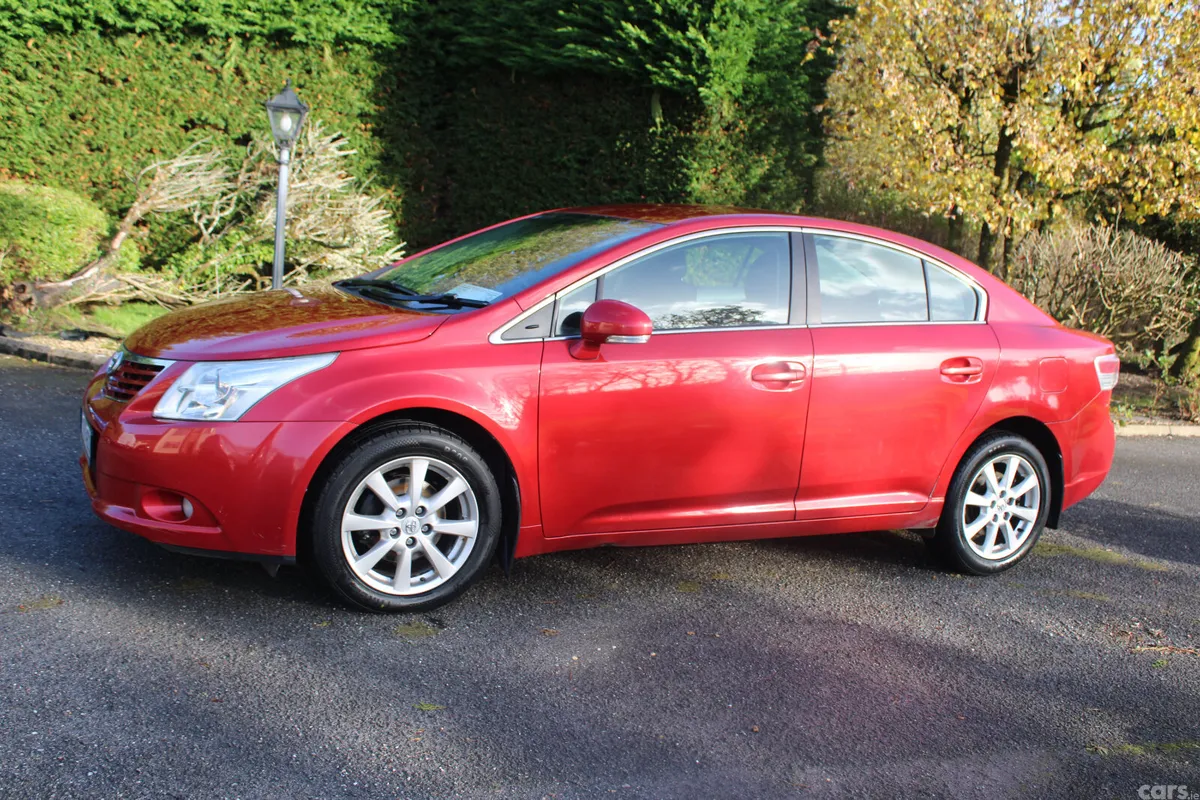Toyota Avensis Saloon, Diesel, 2012, Red