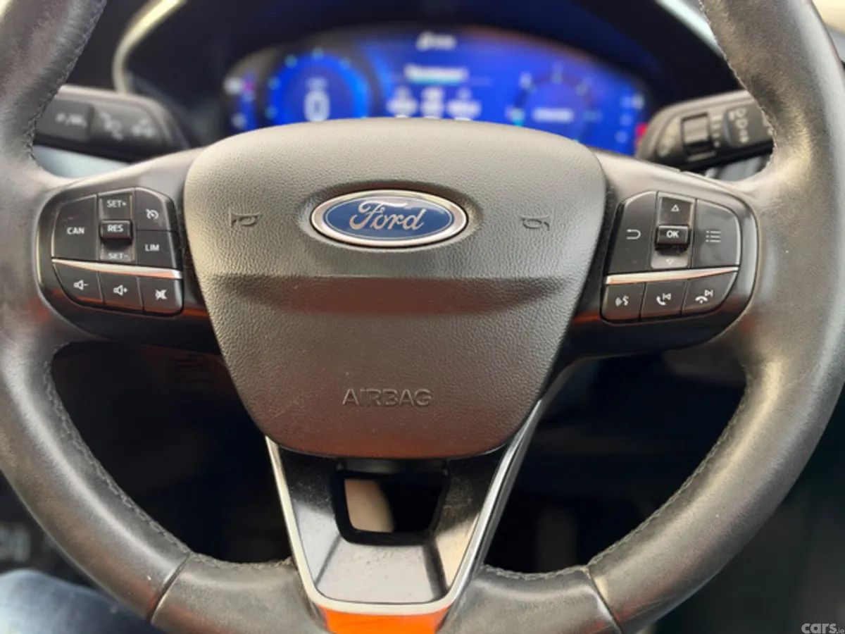 Ford Focus Hatchback, Diesel, 2021, Red