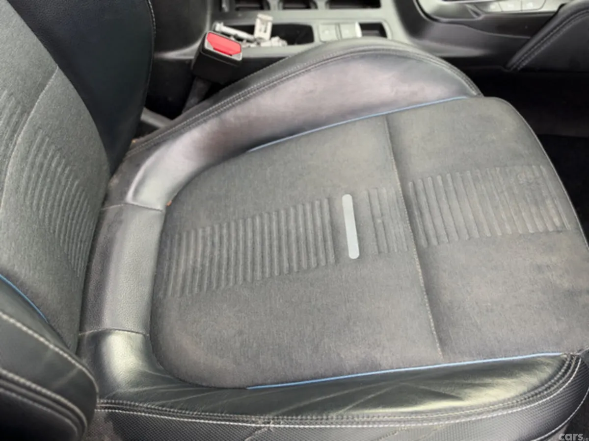 Ford Focus Hatchback, Diesel, 2021, Red