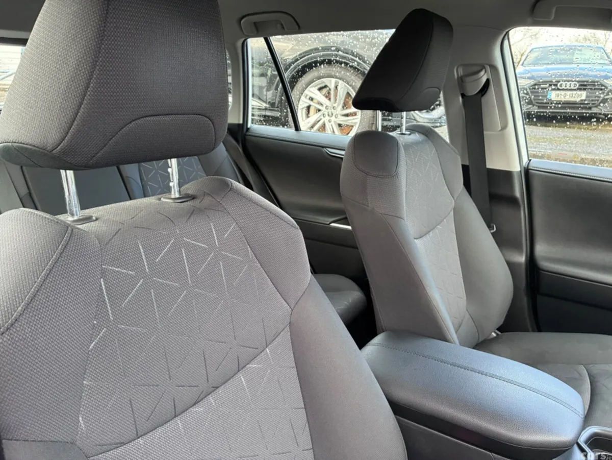 Toyota RAV4 SUV, Petrol Hybrid, 2022, White