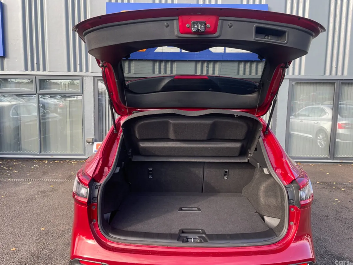 Nissan Qashqai MPV, Diesel, 2019, Red