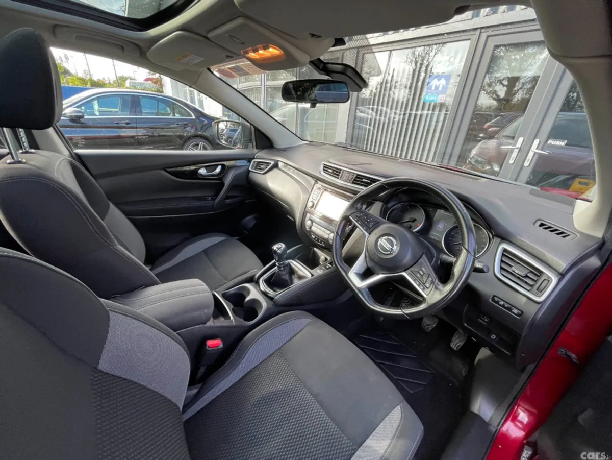 Nissan Qashqai MPV, Diesel, 2019, Red