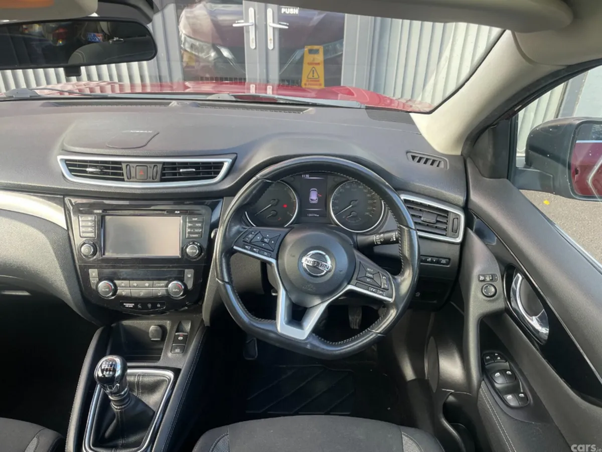 Nissan Qashqai MPV, Diesel, 2019, Red