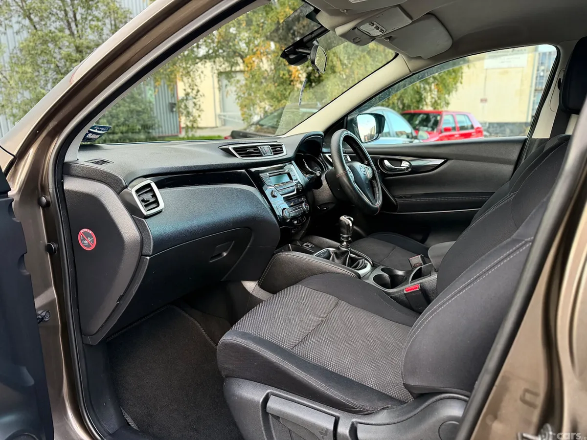 Nissan Qashqai Hatchback, Diesel, 2015, Brown