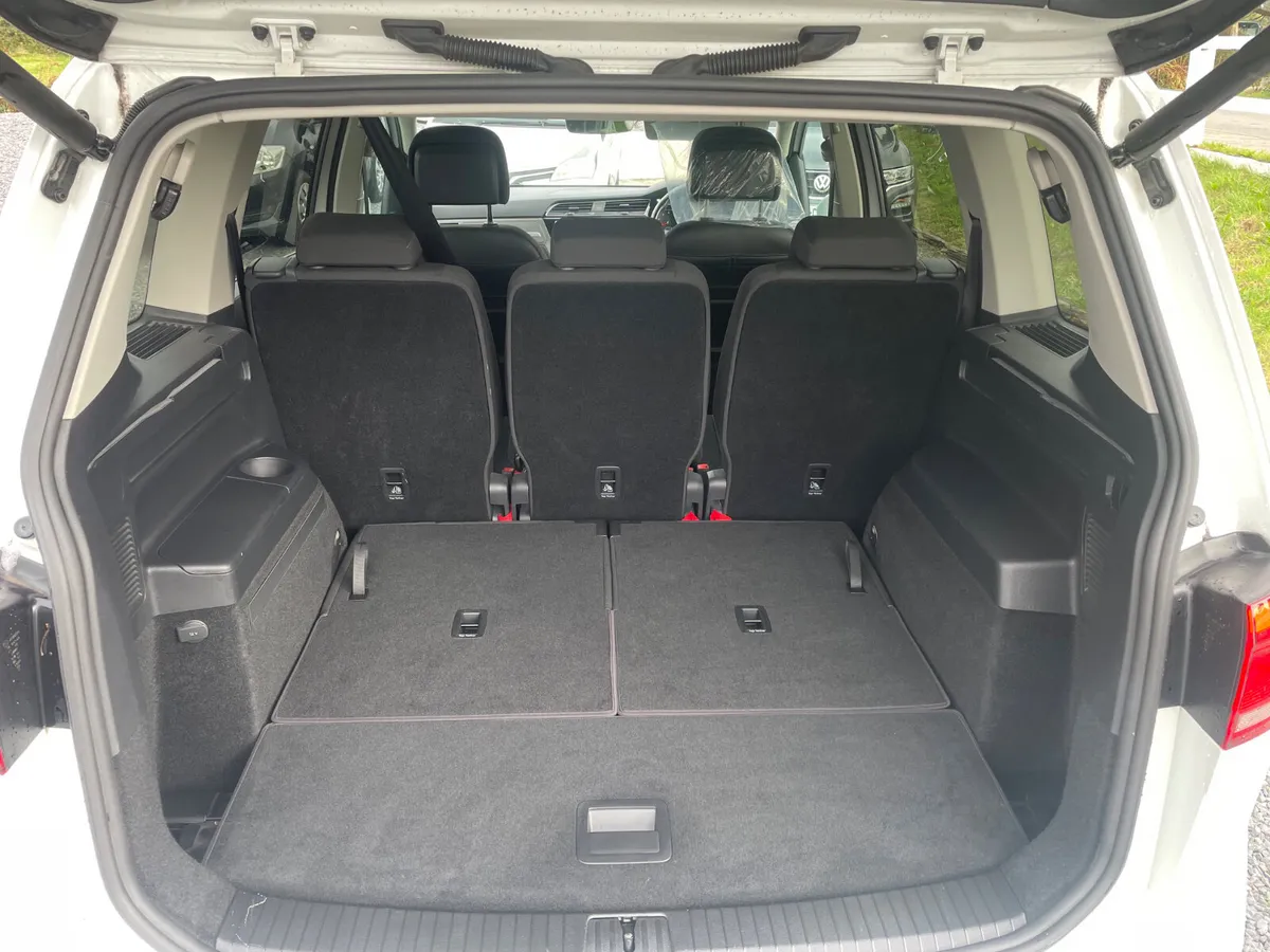 Volkswagen Touran MPV, Petrol, 2017, White