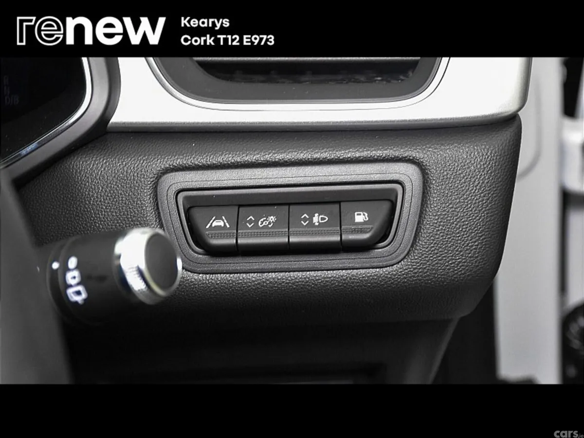 Renault Captur SUV, Petrol Plug-in Hybrid, 2023, White