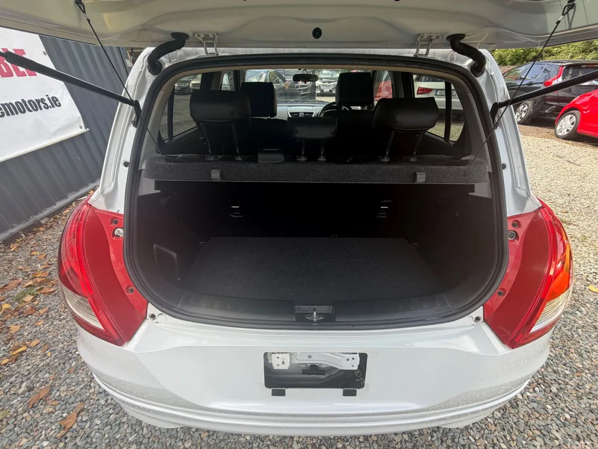 Suzuki Swift Hatchback, Petrol, 2015, White