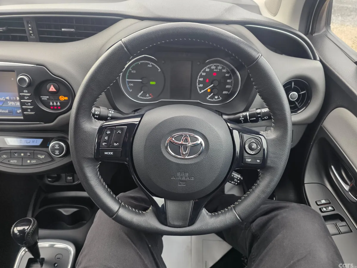 Toyota Yaris MPV, Petrol Hybrid, 2018, Grey