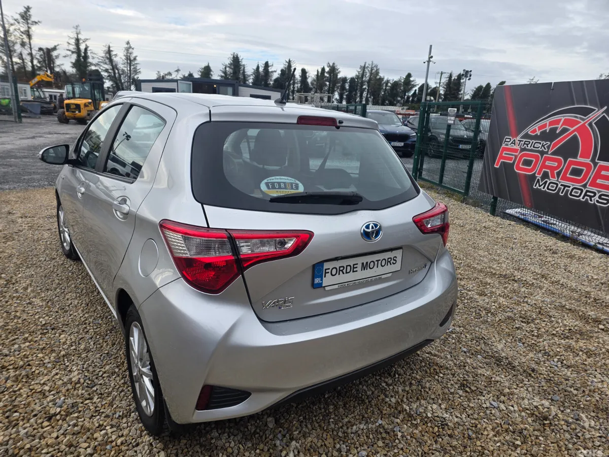 Toyota Yaris MPV, Petrol Hybrid, 2018, Grey