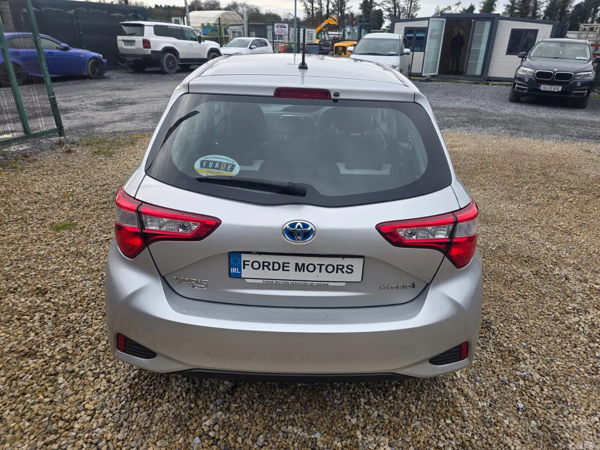 Toyota Yaris MPV, Petrol Hybrid, 2018, Grey