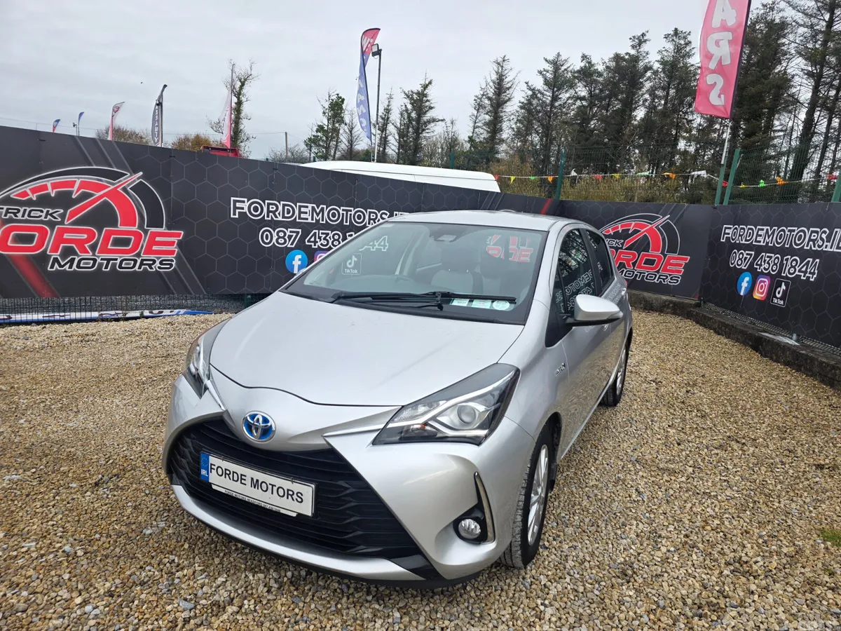 Toyota Yaris MPV, Petrol Hybrid, 2018, Grey