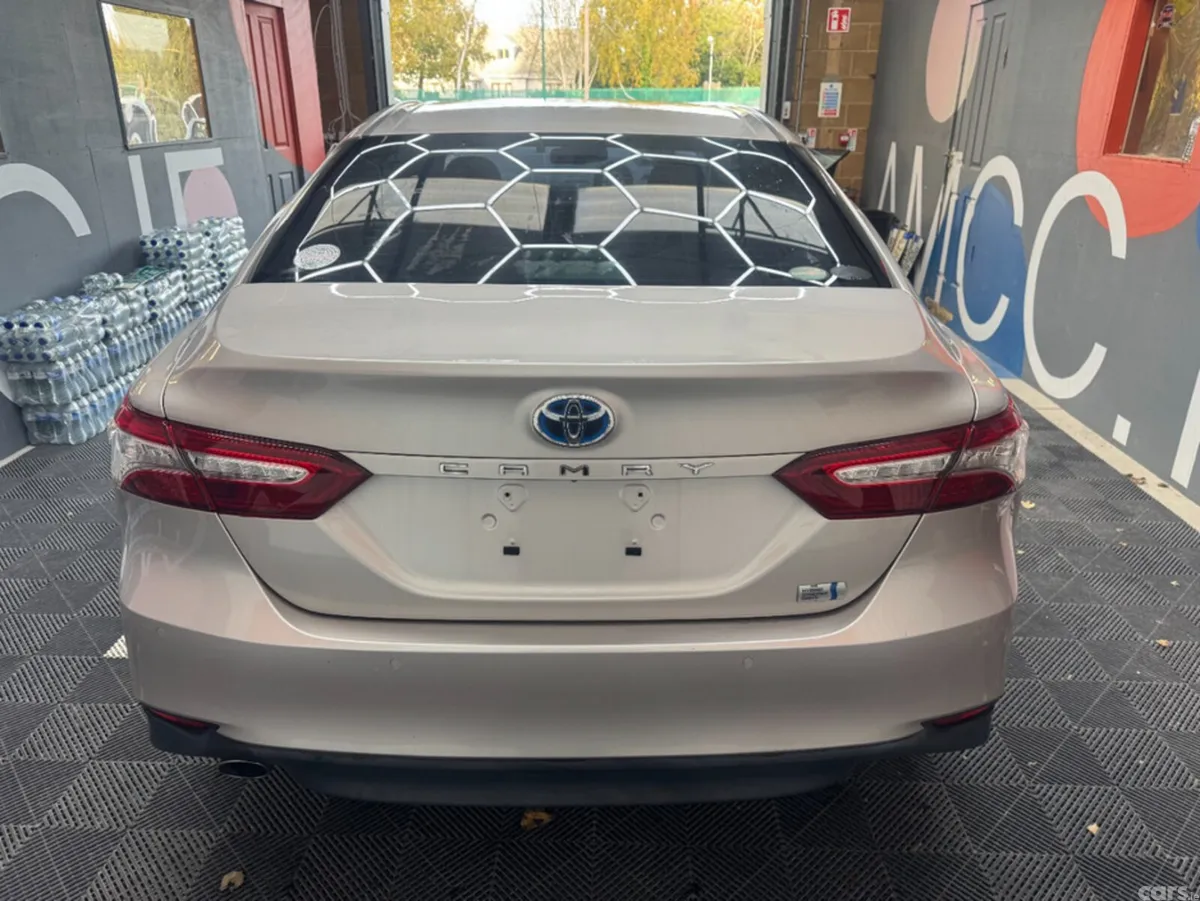 Toyota Camry Saloon, Petrol Hybrid, 2018, Silver