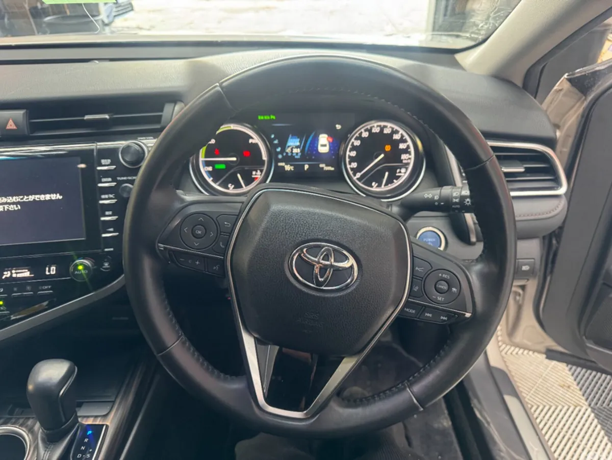 Toyota Camry Saloon, Petrol Hybrid, 2018, Silver