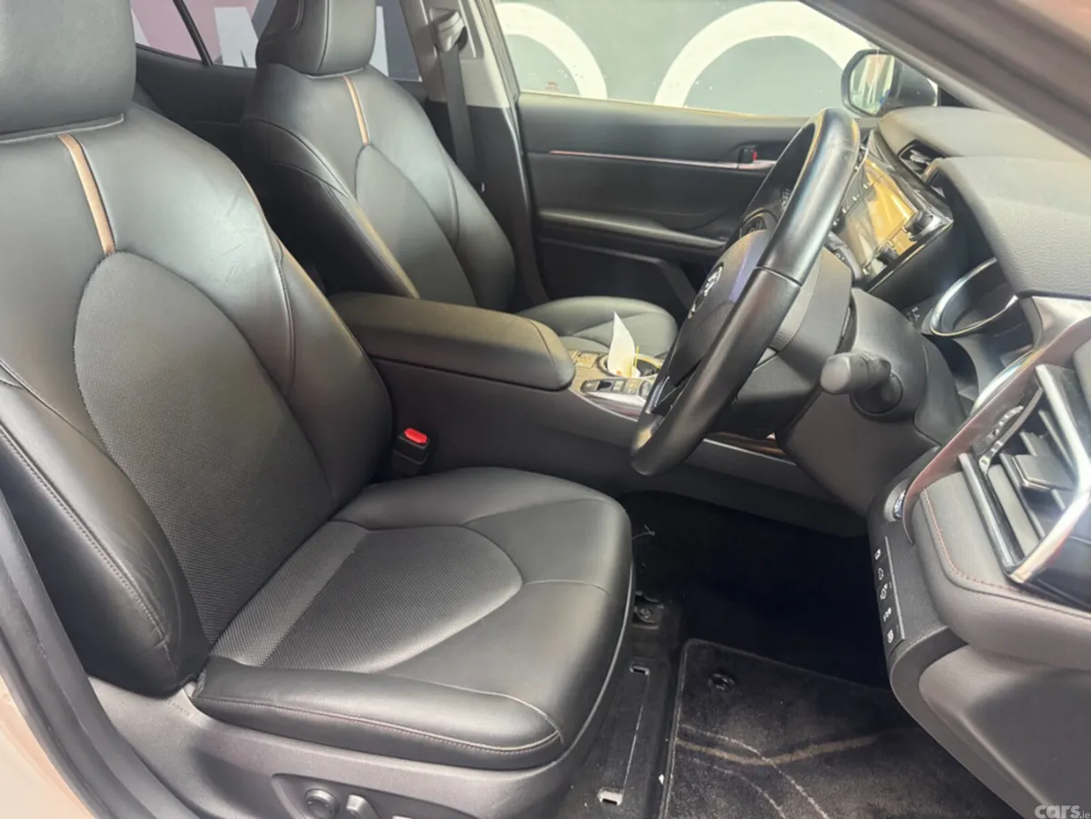 Toyota Camry Saloon, Petrol Hybrid, 2018, Silver