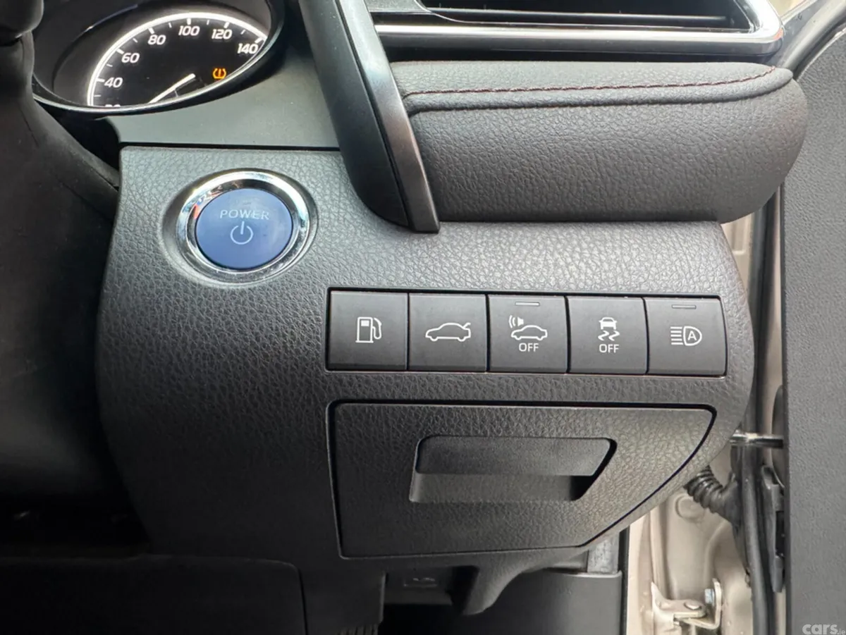 Toyota Camry Saloon, Petrol Hybrid, 2018, Silver