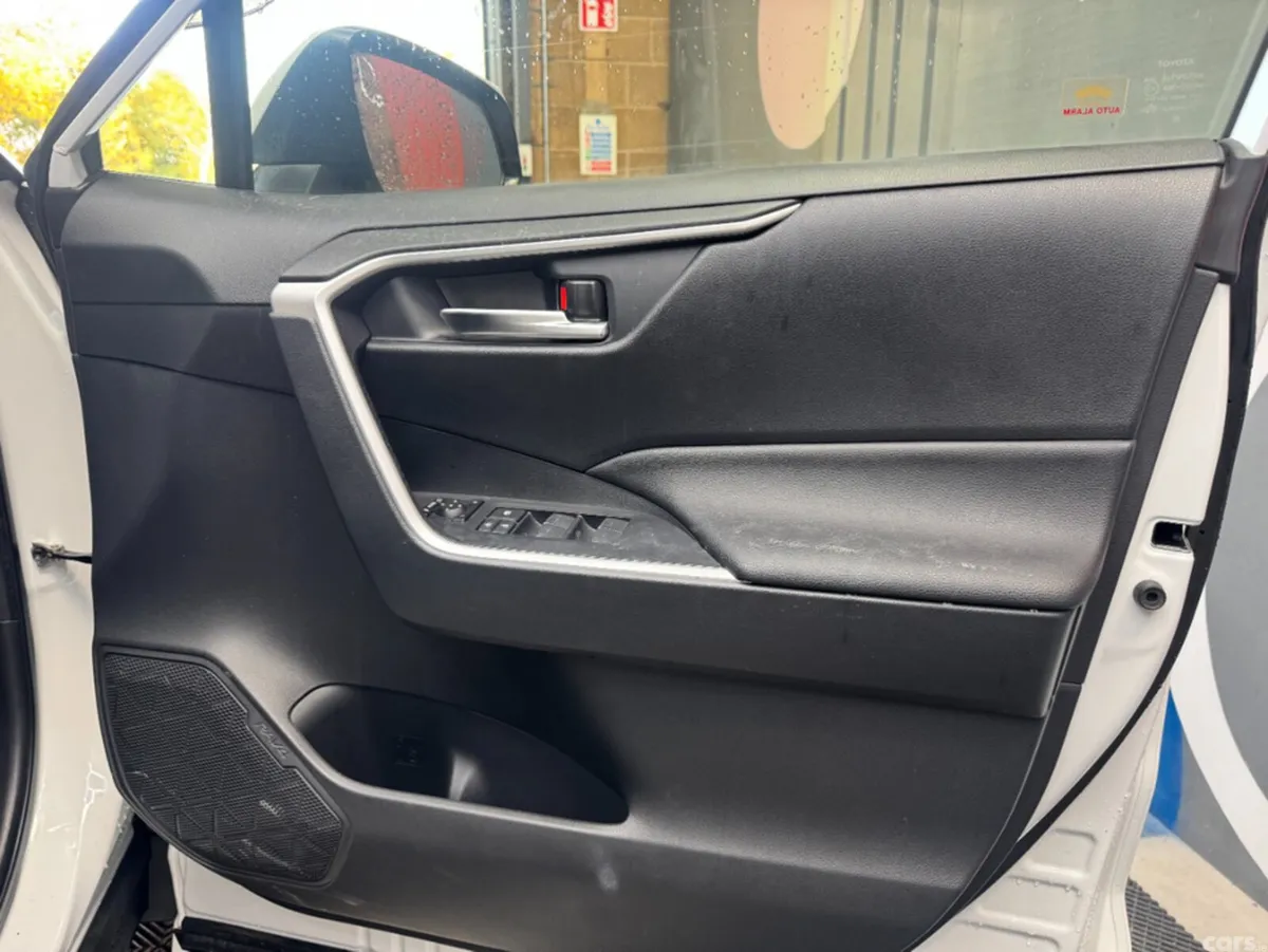 Toyota RAV4 SUV, Petrol Hybrid, 2023, White