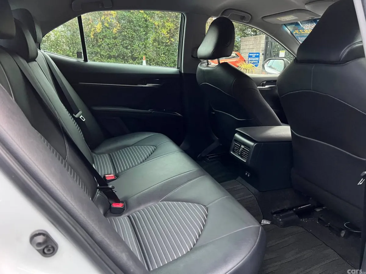 Toyota Camry Saloon, Petrol Hybrid, 2019, White