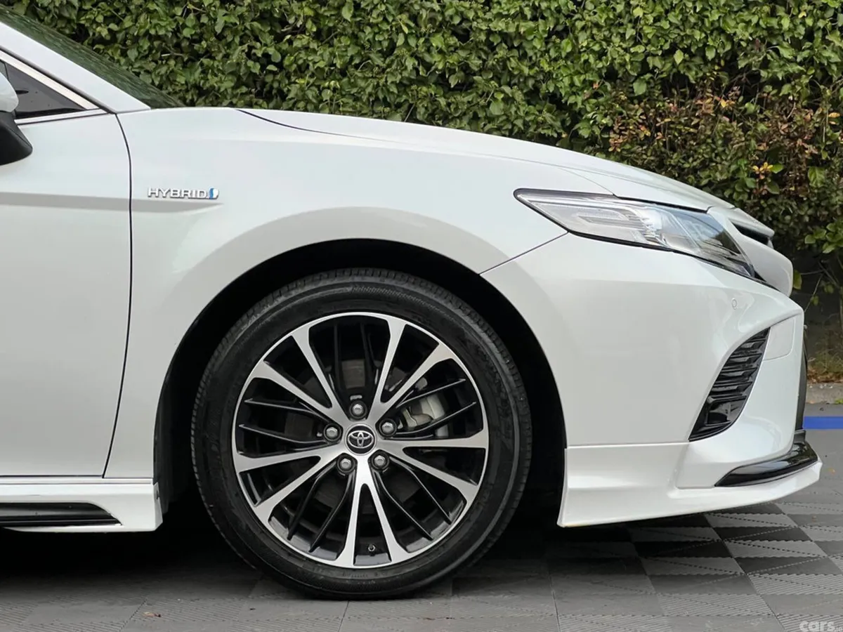 Toyota Camry Saloon, Petrol Hybrid, 2019, White