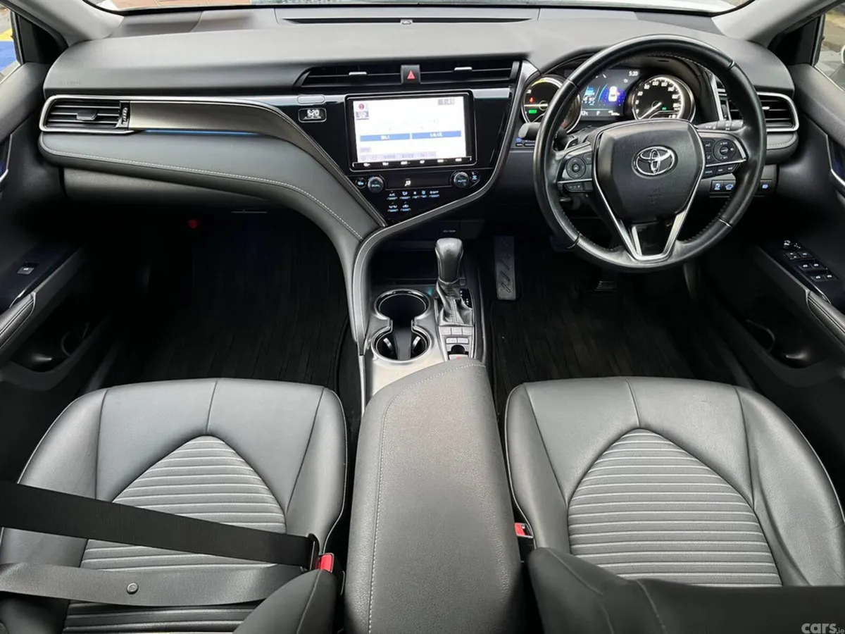 Toyota Camry Saloon, Petrol Hybrid, 2019, White