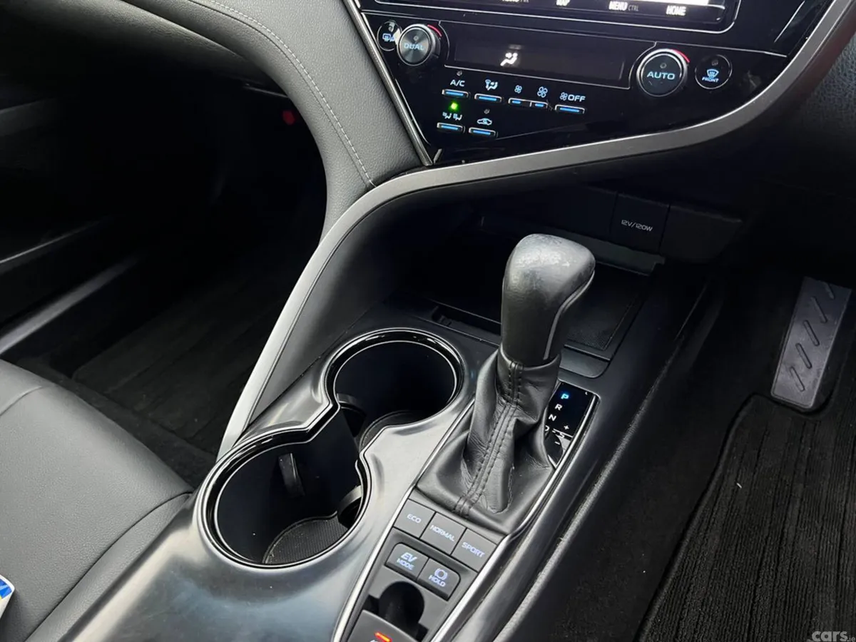 Toyota Camry Saloon, Petrol Hybrid, 2019, White