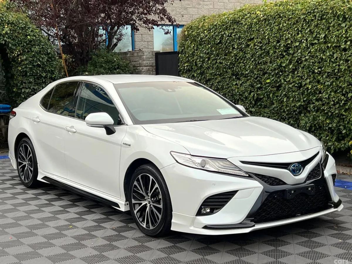 Toyota Camry Saloon, Petrol Hybrid, 2019, White