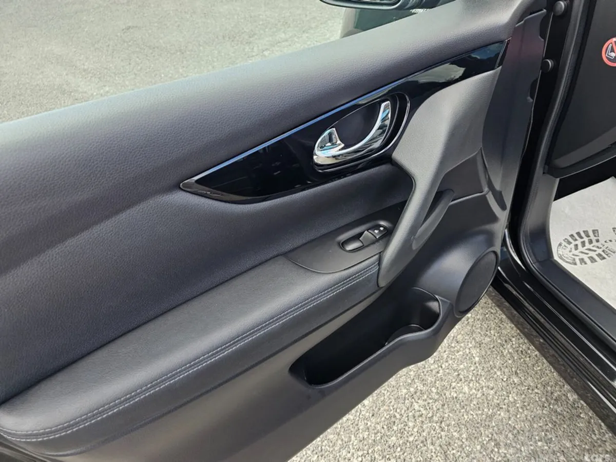 Nissan Qashqai MPV, Petrol, 2017, Black