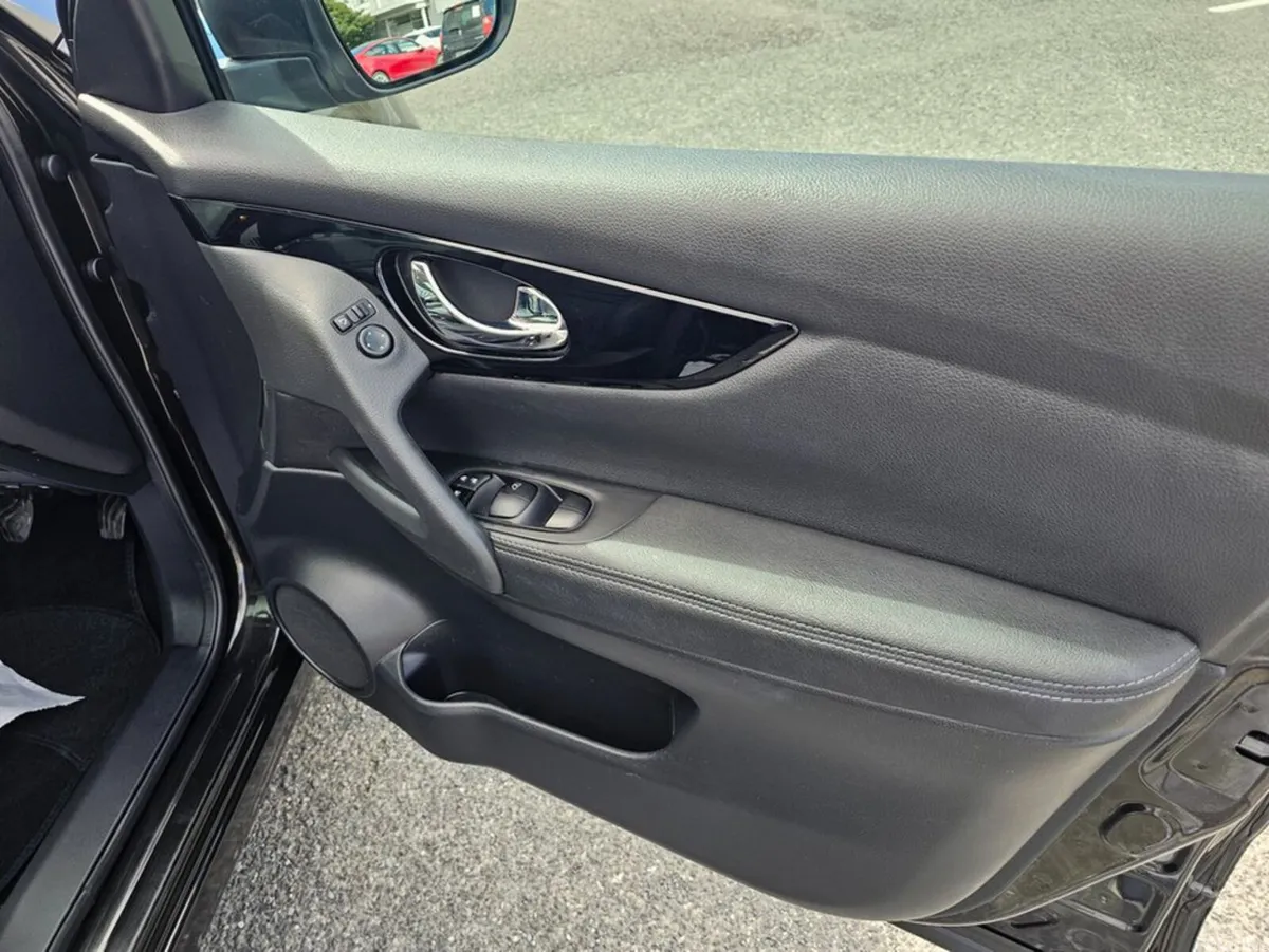 Nissan Qashqai MPV, Petrol, 2017, Black
