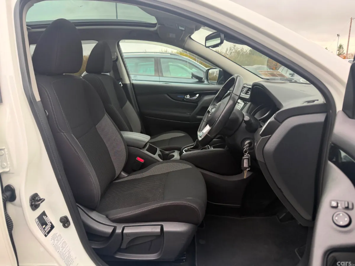 Nissan Qashqai MPV, Petrol, 2021, White