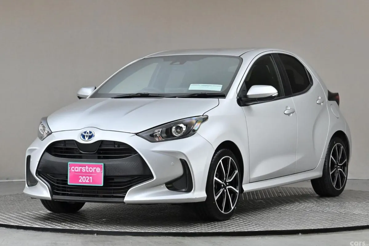 Toyota Yaris Hatchback, Petrol Hybrid, 2021, Silver