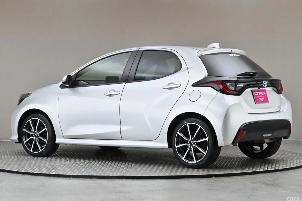 Toyota Yaris Hatchback, Petrol Hybrid, 2021, Silver