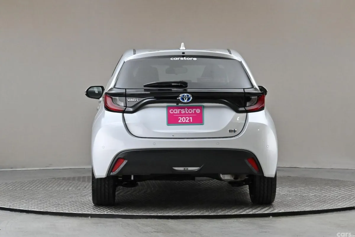 Toyota Yaris Hatchback, Petrol Hybrid, 2021, Silver