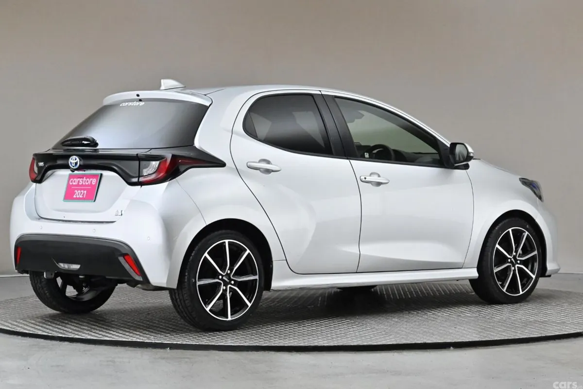 Toyota Yaris Hatchback, Petrol Hybrid, 2021, Silver