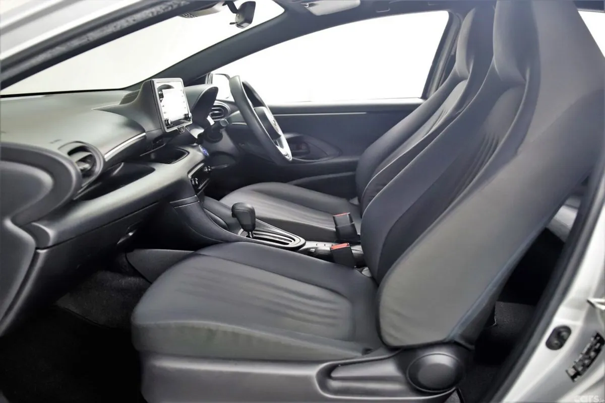 Toyota Yaris Hatchback, Petrol Hybrid, 2021, Silver