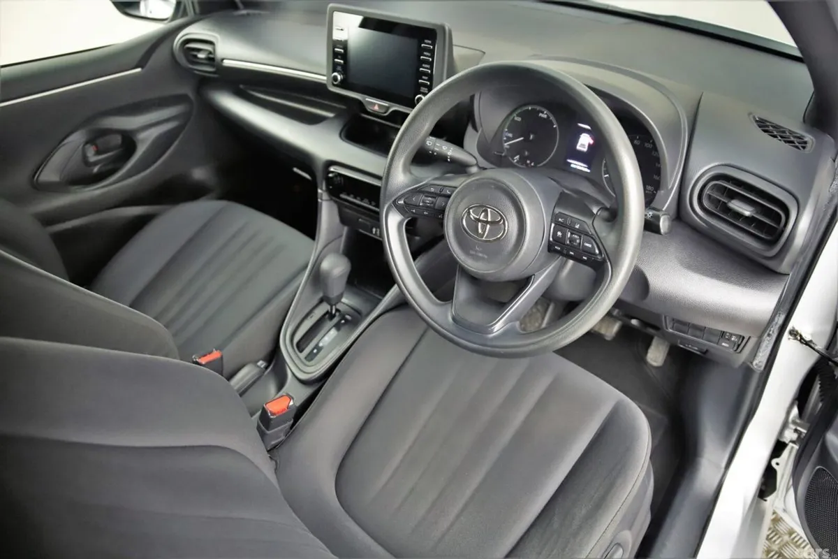 Toyota Yaris Hatchback, Petrol Hybrid, 2021, Silver