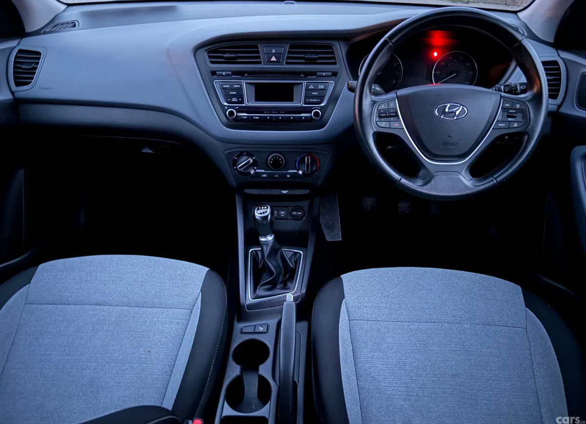 Hyundai i20 Hatchback, Petrol, 2015, White