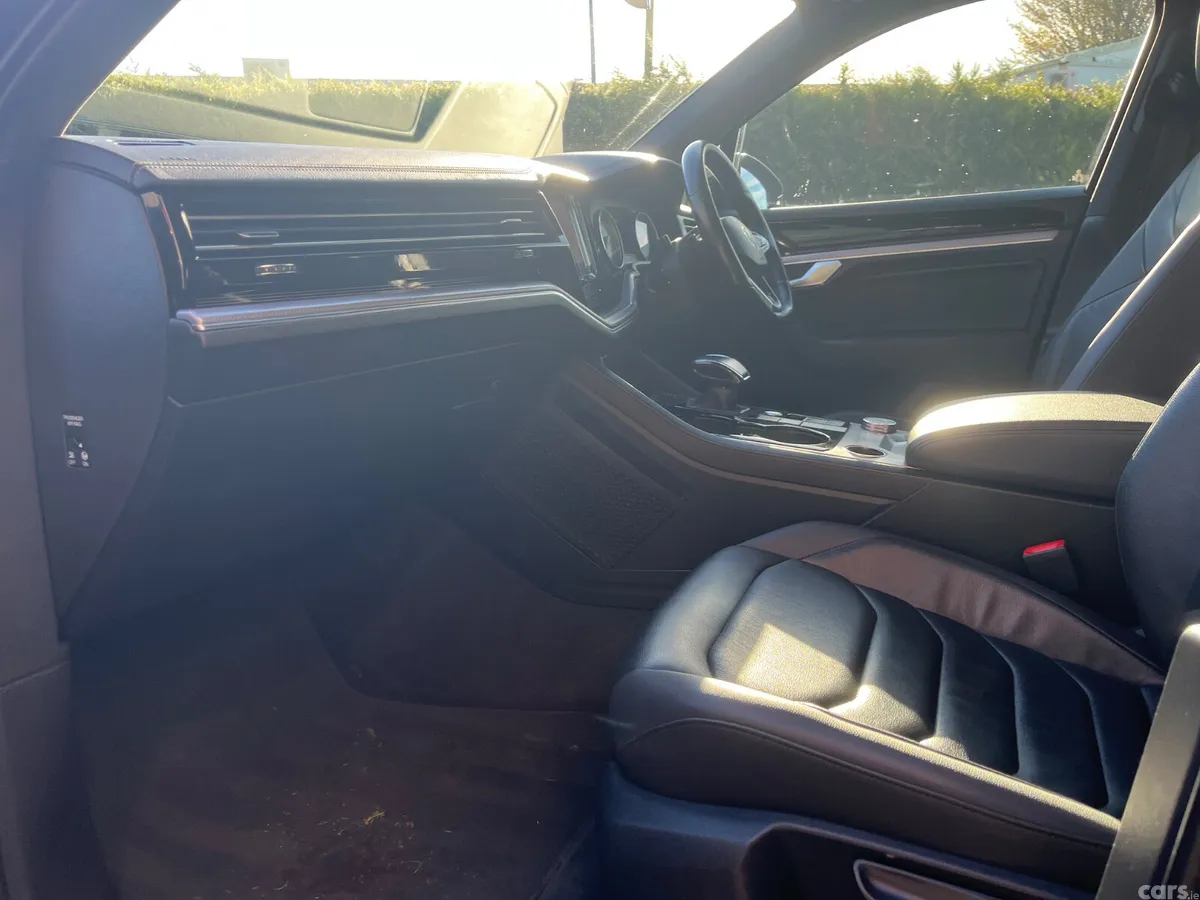 Volkswagen Touareg SUV, Diesel, 2021, Blue