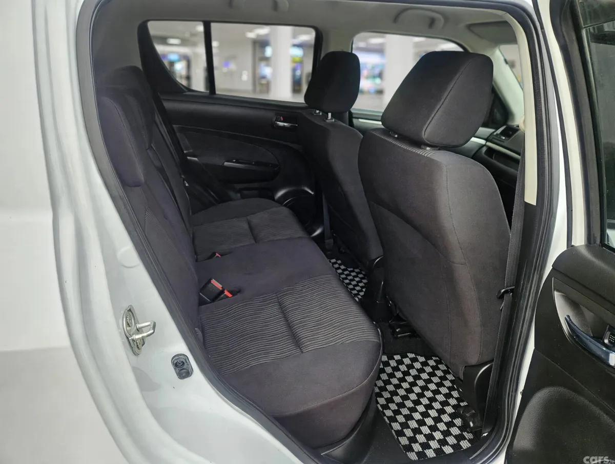 Suzuki Swift Hatchback, Petrol, 2013, White