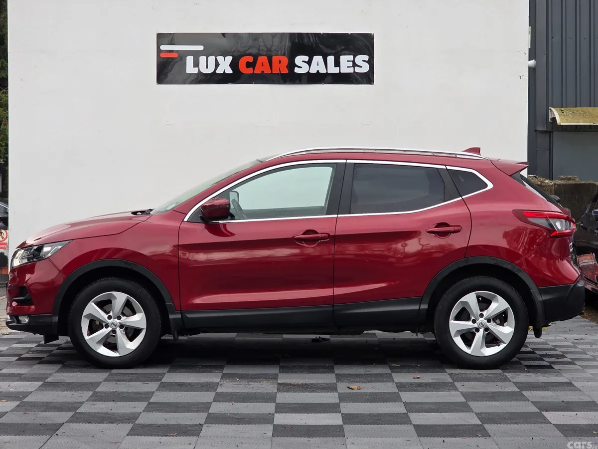 Nissan Qashqai MPV, Petrol, 2018, Red