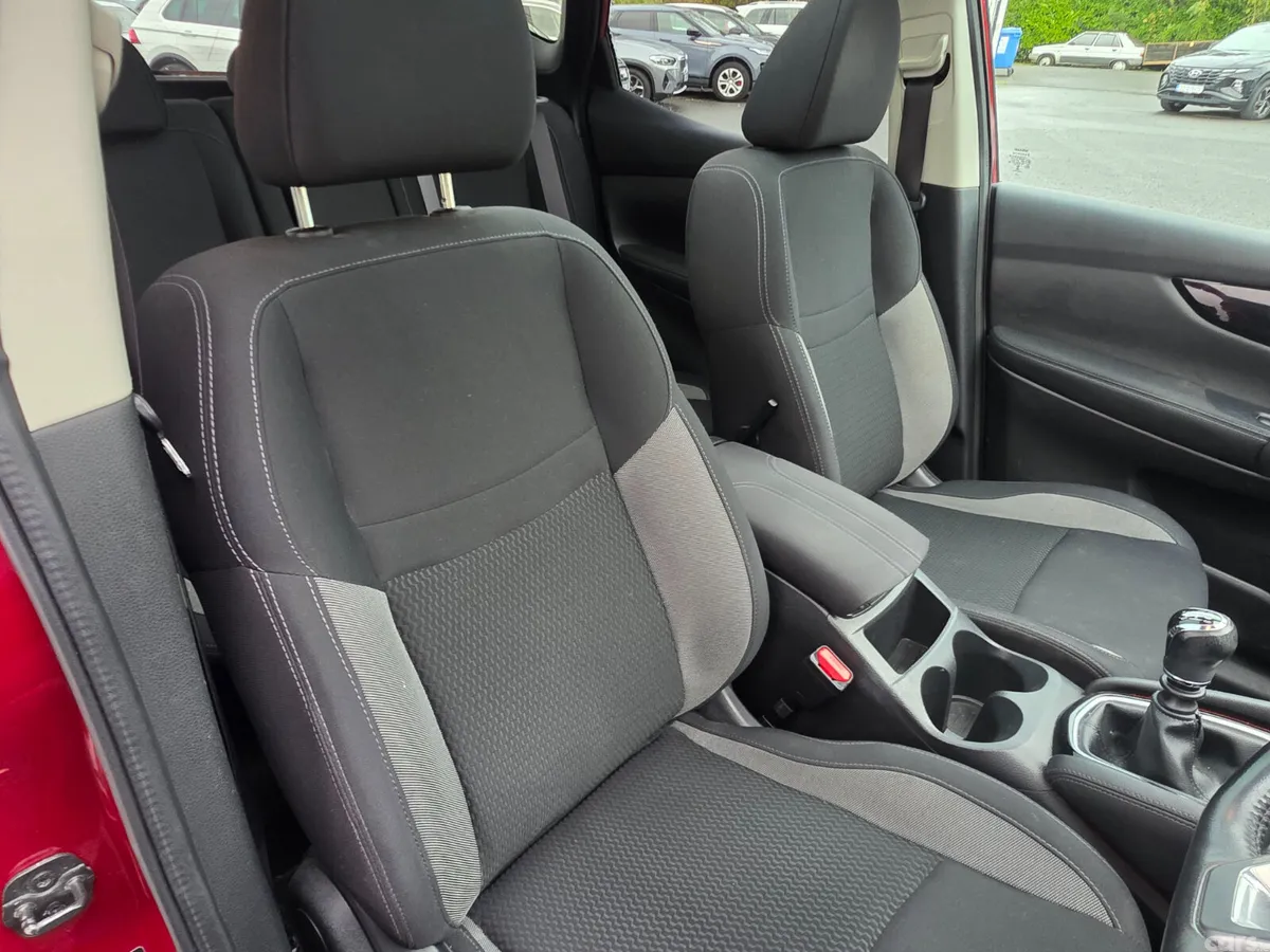 Nissan Qashqai MPV, Petrol, 2018, Red
