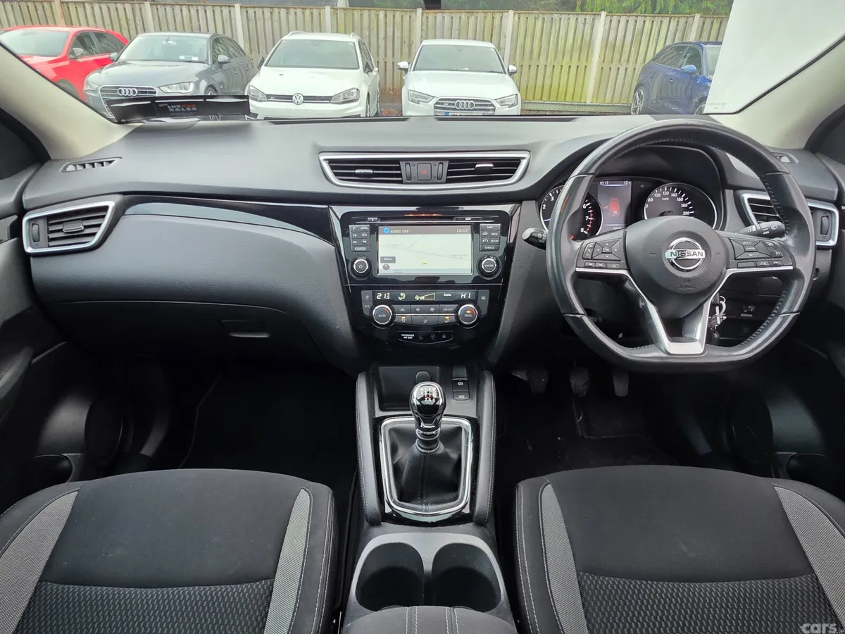 Nissan Qashqai MPV, Petrol, 2018, Red